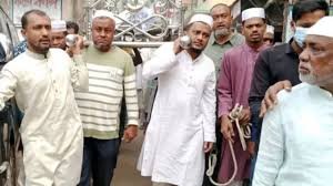 হাতকড়া পরেই বাবার জানাজায় যুবলীগ নেতা, বললেন—‘আমি হতভাগ্য ছেলে’